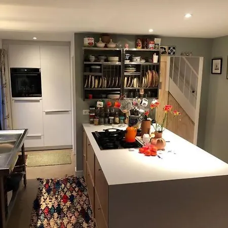 Familyhome Near Centre بيت للعطل *